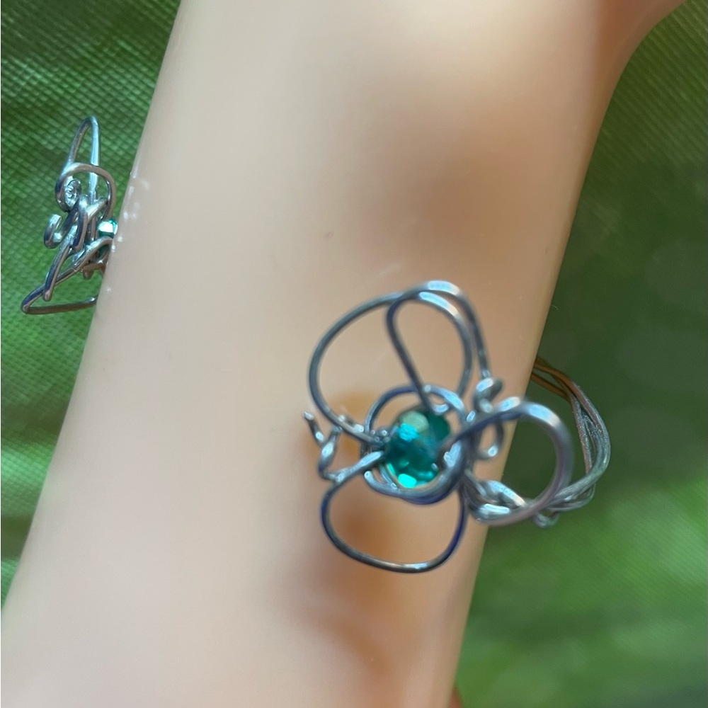 Open faced tuft flower power bracelet